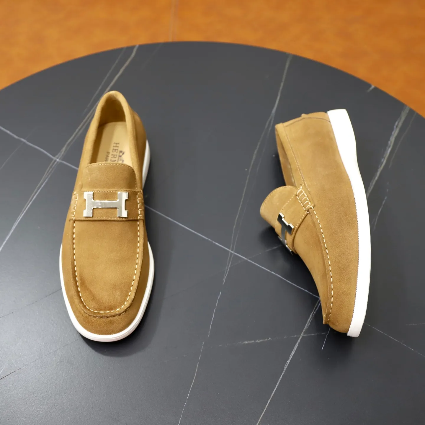 Ex-factory price: 540💰Hermès/Hermès slip-on men's shoes. This shoe is made of imported cow suede leather, with simple and smooth lines, and a 3CM rubber foam ultra-light sole combined with aerodynamic design! Youthful and fashionable, H button decoration, contrasting leather embellishment on the heel, calf lining to gently wrap your feet, with embossed logo cowhide feet, leather rock strips, casual and urban style, highlighting youthful vitality, sports and leisure version, super versatile Size number: 38-39-40-41-42-43-44 Standard leather shoe size (45 can be customized but does not support returns)